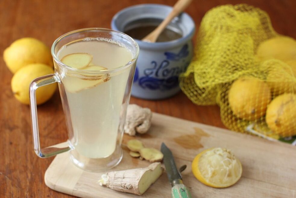 Limonada de gengibre com mel e suco de limão